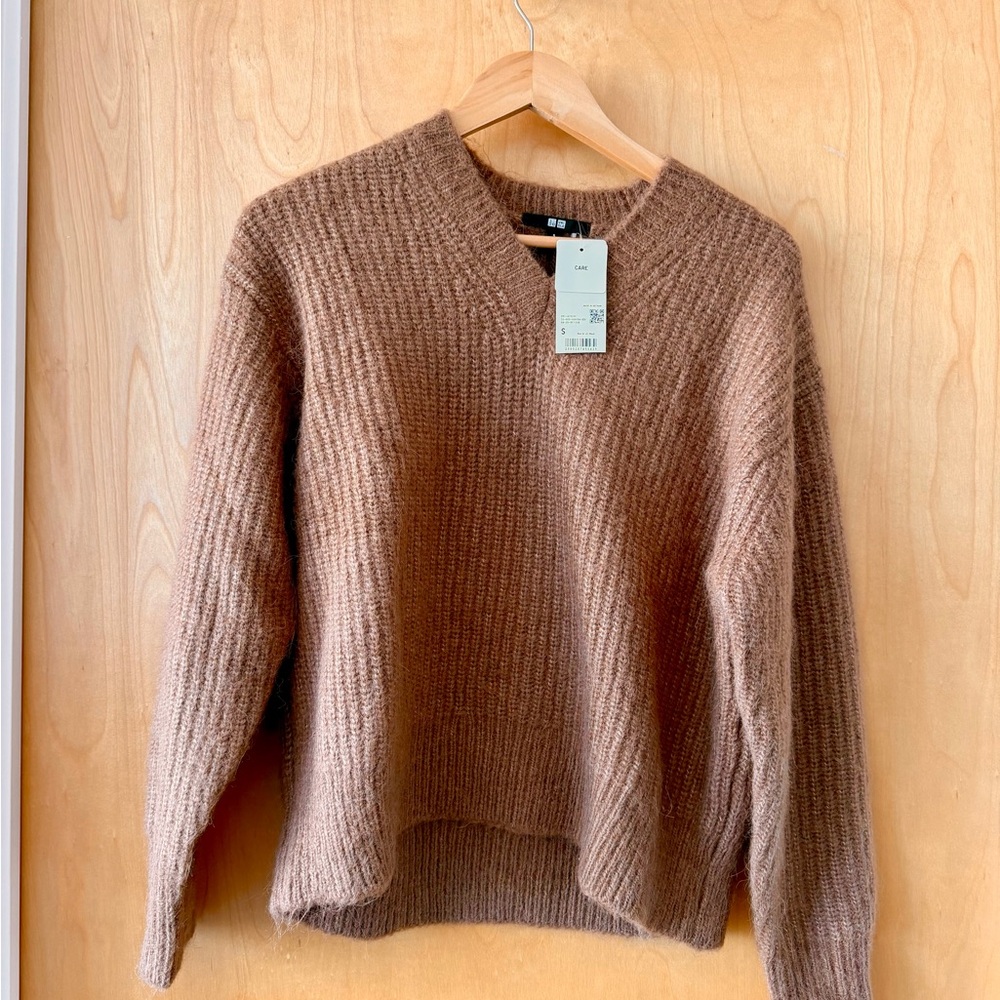 Uniqlo Women's V-Neck Sweater in Warm Brown NWT